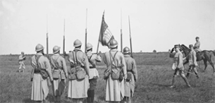 ECPAD - SPA 211 M 4167 - Près de Fleury, le drapeau du 44e RI. - 24/07/1917 - Moreau, Albert