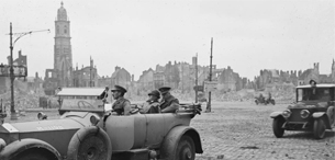 ECPAD - SPA 32 LO 2077 - Cambrai, M. Clemenceau et le maréchal Haig traversant en auto la place d'armes. - 13/10/1918 - Lorée, Marcel