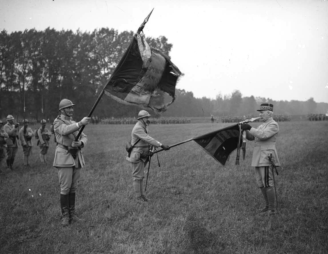 ECPAD - SPA 211 M 4181 - Blesme, revue et remise de décorations par le général Pétain au 51e RI et 87e RI. Le général Pétain décore le drapeau du 87e RI. - 25/07/1917 - Moreau, Albert