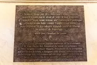 Photographie de la plaque inaugurée le 27 mai 2014 « en hommage aux résistantes qui ont siégé dans l’hémicycle du Sénat depuis la fin de la Seconde guerre mondiale » (© Sénat).