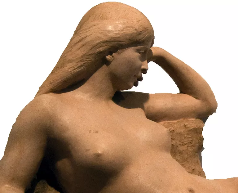 Sculpture : femme allongée