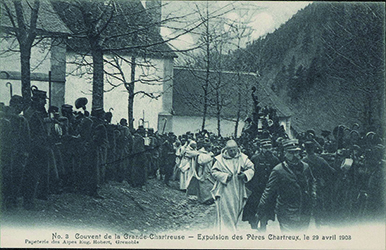 "Couvent de la Grande Chartreuse. Expulsion des pères chartreux, le 29 avril 1903", carte postale, 1903, Archives départementales de la Charente-Maritime, 13 J 17.