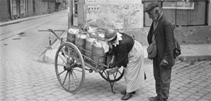 ECPAD - SPA 211 M 4160 - Reims, marchande de lait coiffée du casque. - 20/07/1917 - Moreau, Albert