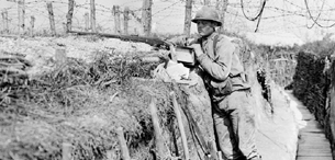 ECPAD - SPA 26 L 1306 - Région d'Aubérive, Marne, Bois Carré, soldat russe dans sa tranchée de 1ère ligne. - 19/07/1916 - Samama-Chikli, Albert