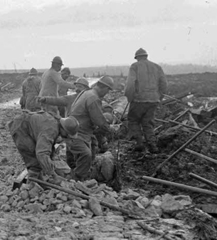 ECPAD - SPA 102 R 3876 - Front du Nord et de Flandre-occidentale. Evacuation d'un blessé. - 28/10/1917 - Famechon, Edmond