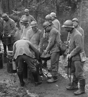 ECPAD - SPA 10 W 669 - La Chapelotte - Distribution de la soupe aux mitrailleurs. - 12/03/1917 - Ridel, Jacques