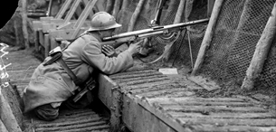 ECPAD - SPA 10 W 725 - Secteur du Bannholz, bois carré - fusil mitrailleur en action. - 21/03/1917 - Ridel, Jacques