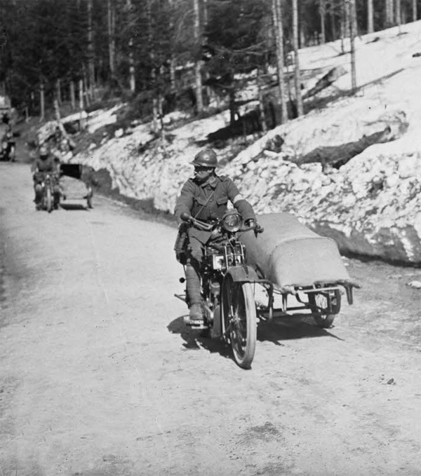 ECPAD - SPA 12 W 843 - Lac Noir, side-car américain pour le transport des blessés. - 22/06/1917 - Ridel, Jacques