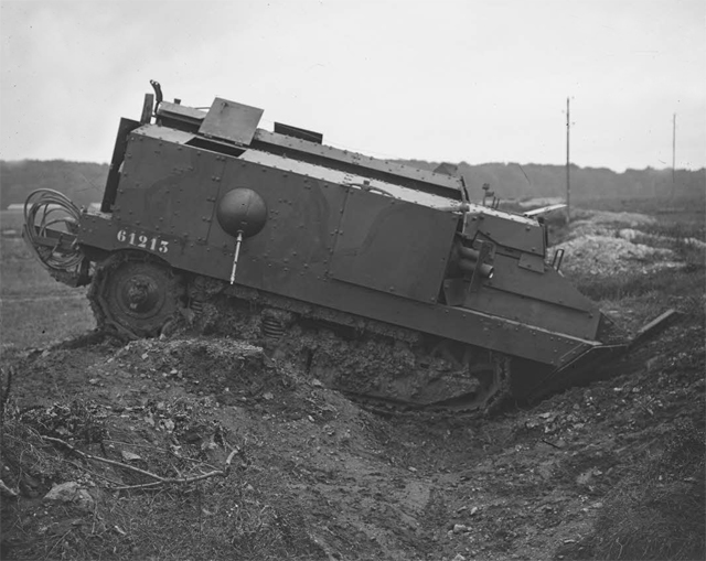 ECPAD - SPA 211 M 4144 - Orrouy, tanks modèle Schneider sur le terrain d'exercice de Champlieu. - 18/07/1917 - Moreau, Albert