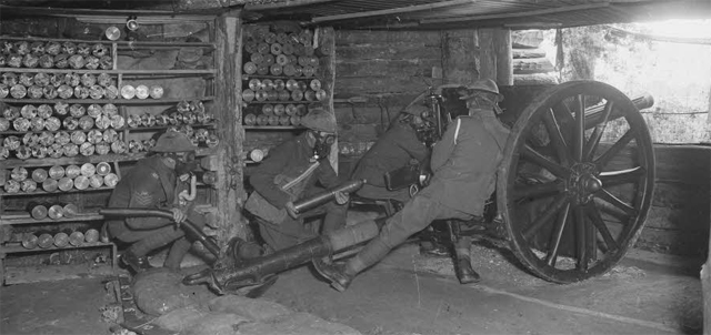 ECPAD - SPA 31 D 2459 - Près de Saint-Léger-aux-Bois, Oise, dans une casemate, artilleurs anglais portant casque et masque. - 02/08/1916 - Brissy, Edouard