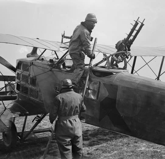 ECPAD - SPA 48 BO 2152 - Près de Sézanne, avions de bombardement, le capitaine Vuillemin, commandant le C+B 5 descendant de son avion. - 24/07/1918 - Boulay, Maurice